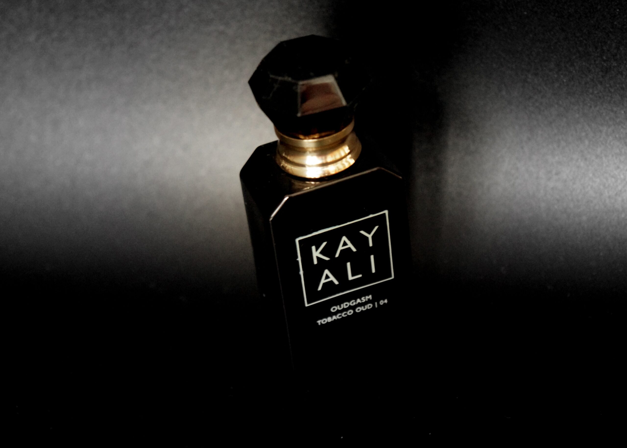 Kayali-Oudgasm-Tobacco-Oud-04-recenzja-perfum